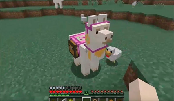 Imagen donde podemos ver una Llama, con una montura de color rosa y cofres para transportar objetos.
