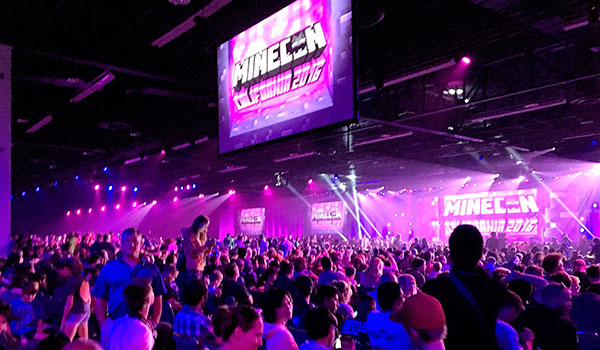 Imagen donde vemos una parte de las más de 10.000 personas que asistieron a la MineCon 2016.