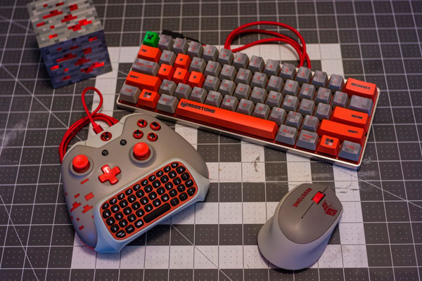 teclado mecánico, ratón y mando de Xbox con chatpad, inspirados en Minecraft.