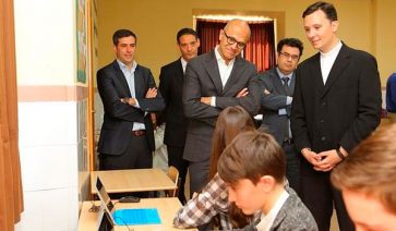 El máximo responsable de Microsoft visita un colegio de Madrid para ver el uso de Minecraft en las aulas.
