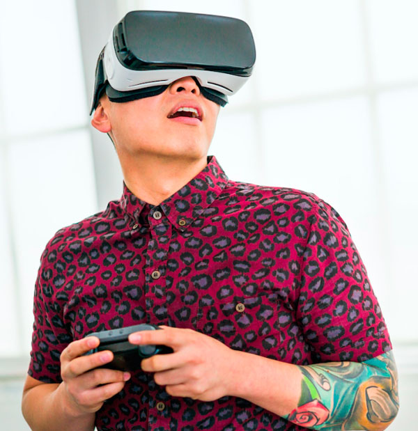 imagen donde vemos a un chico utilizando las gafas Samsung Gear VR para jugar a Minecraft VR.