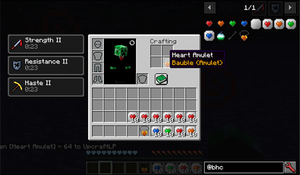 Imagen donde podemos ver a un jugador de Minecraft utilizando uno de los amuletos añade agrega el mod Baubley Heart Canisters.