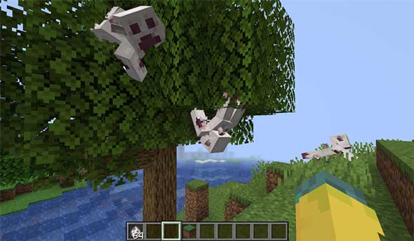 Imagen donde podemos ver algunas de las criaturas hostiles que añade el mod Sons Of Sins trepando por un árbol.