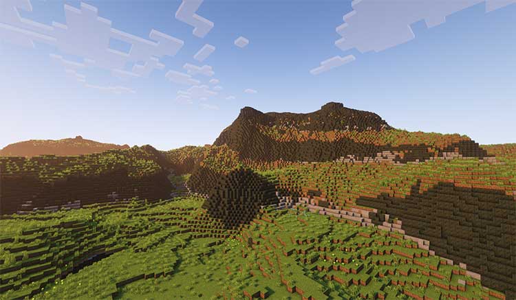 Imagen de un paisaje donde podemos ver una montaña formada, en parte, por las nuevas rocas que añade el mod Strata.